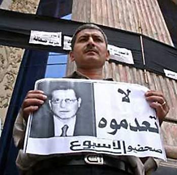 A man holds a banner that reads 'Do not execute him', during a news conference held at Egypt's Journalists Union in Cairo July 7, 2005. Al Qaeda's group in Iraq said it killed Egypt's top envoy to Iraq for representing a 'tyrannical' government allied to the 'Jews and Crusaders.' (Aladin Abdel Naby/Reuters)