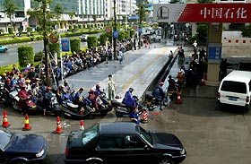 Drivers queue at petrol pumps on Wednesday in Dongguan in South China�K�s Guangdong Province. The fuel shortage affecting Guangdong is dragging on. Feng Zhoufeng