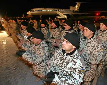 Ukrainian military personnel line up on return from Iraq to Lviv airport December 29, 2005. Ukraine on Thursday completed the withdrawal of its troops stationed in the city of Kut, southeast of Baghdad.