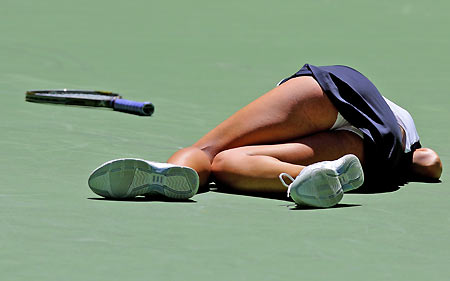Hana Sromova from the Czech Republic falls over during her match against Justine Henin-Hardenne from Belgium at the Australian Open tennis tournament in Melbourne January 18, 2006. [Reuters]