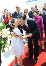 Hu arrives in Italy to attend G8+5 session