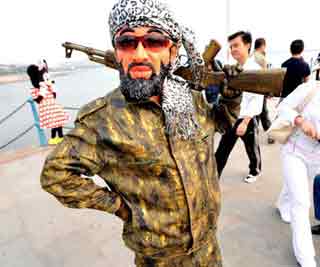 'Laden' present in Qingdao<BR>'拉登'現(xiàn)身青島街頭