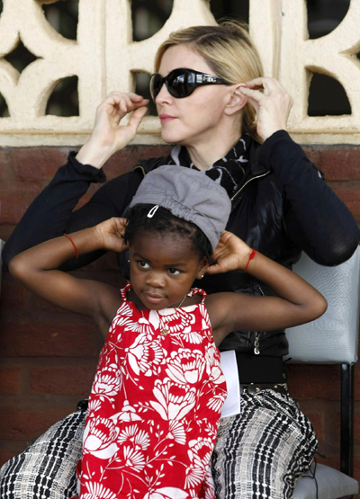 Madonna returns to Malawi on charity trip