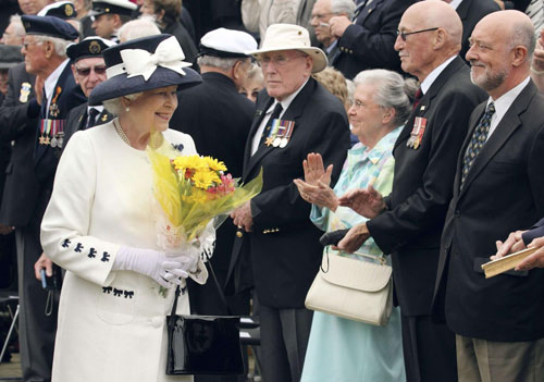 Photos:Queen Elizabeth II helps celebrate Canadian navy's 100th