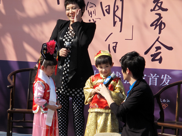 Huang Xiaohu promotes new album in Beijing