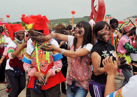 Yi people celebrate 'black face festival'
