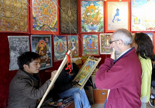 Tourism promotes Tibetan traditional painting industry