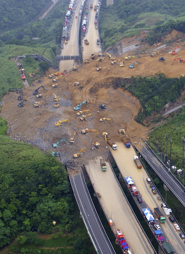Rescue effort underway for landslide survivors in Taiwan