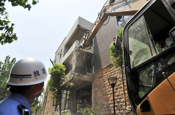 Luxury villa extensions demolished in Wuhan