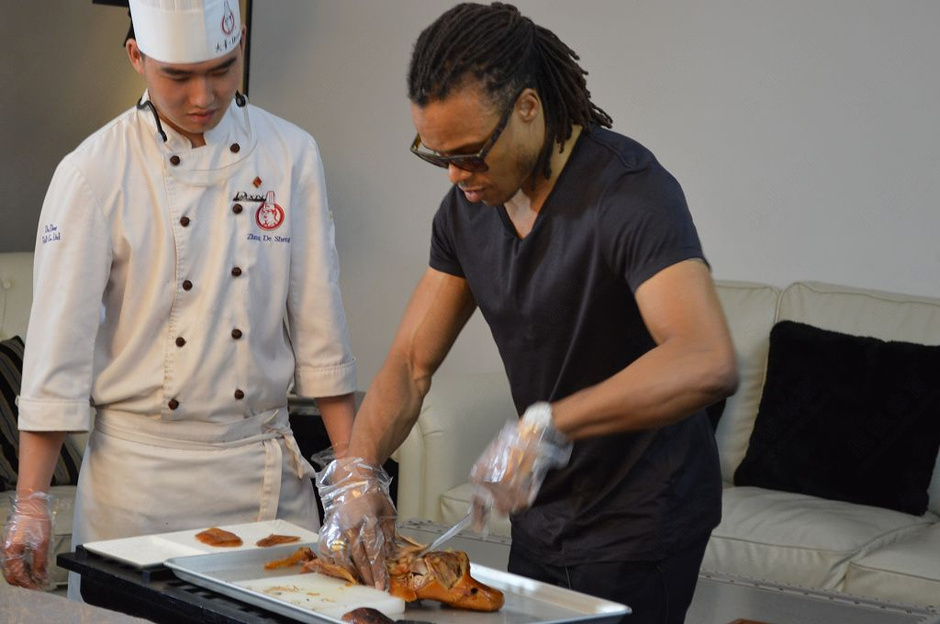 戴維斯片烤鴨 兩大巨星吃蟲子PK夾花生米