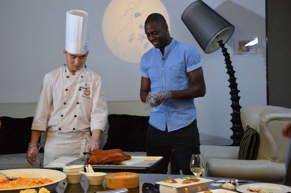 戴維斯片烤鴨 兩大巨星吃蟲子PK夾花生米