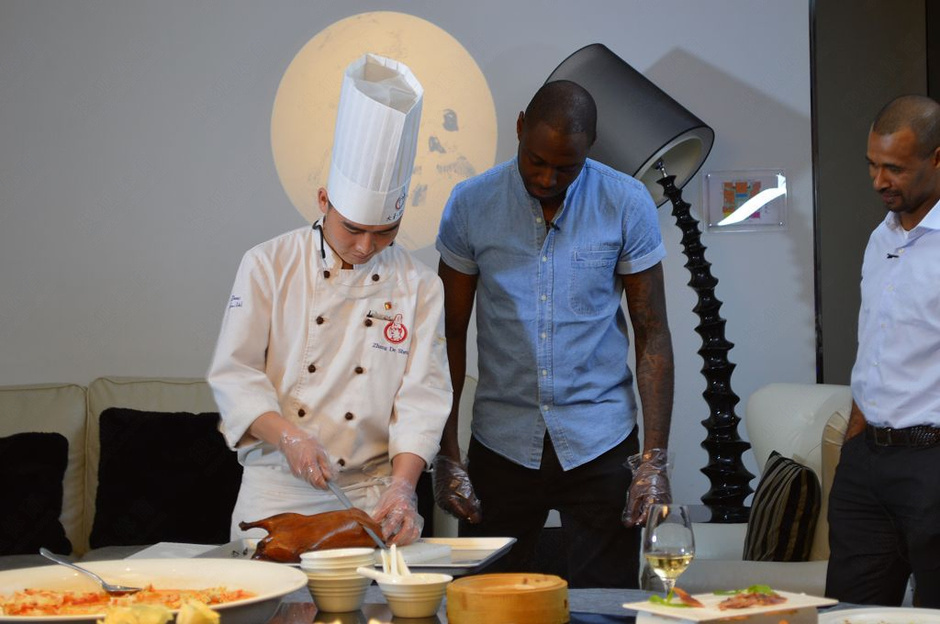 戴維斯片烤鴨 兩大巨星吃蟲子PK夾花生米