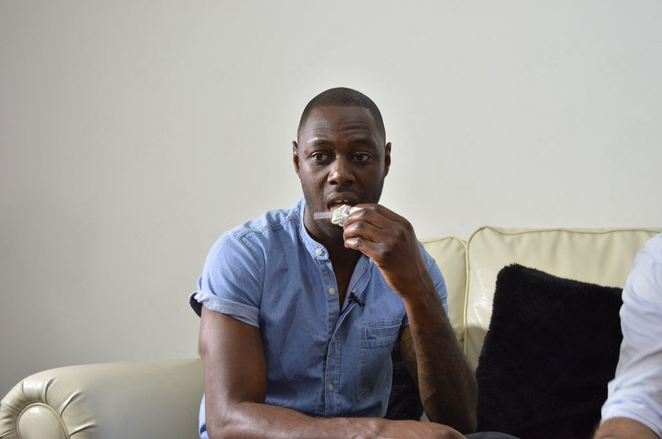 戴維斯片烤鴨 兩大巨星吃蟲子PK夾花生米