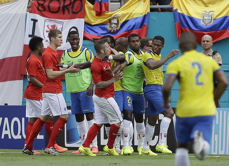 英格蘭熱身賽2-2 兩隊爆沖突