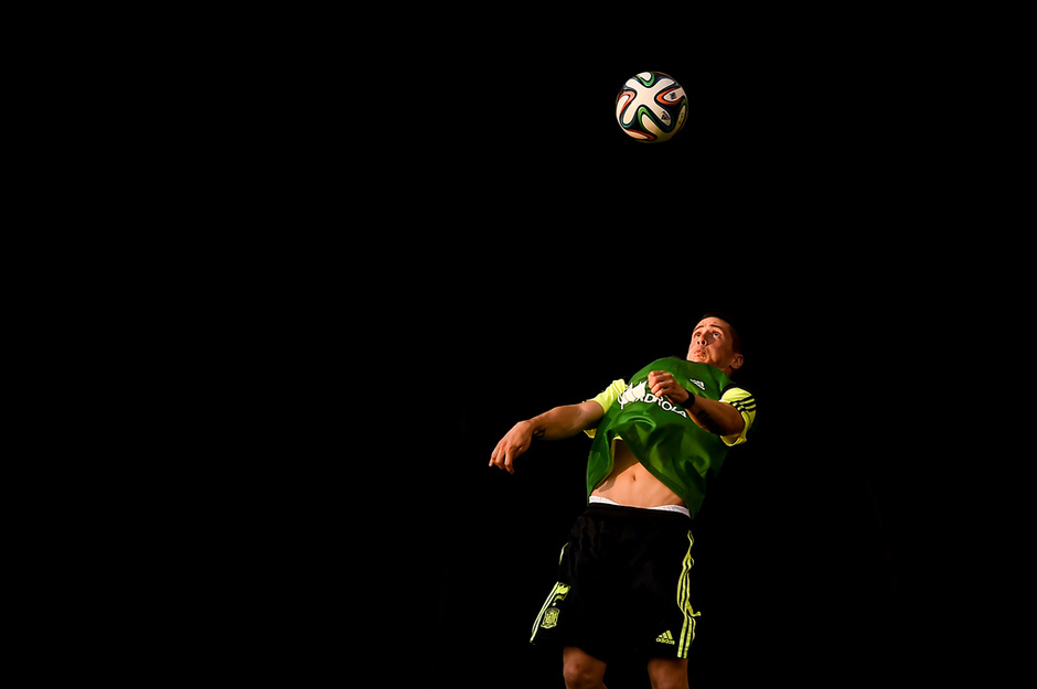 西班牙訓(xùn)練拉莫斯玩倒鉤 眾將苦練彈跳力