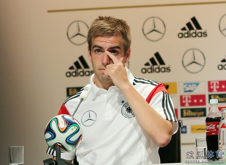 德國(guó)召開發(fā)布會(huì) 拉姆許爾勒暢談表情輕松