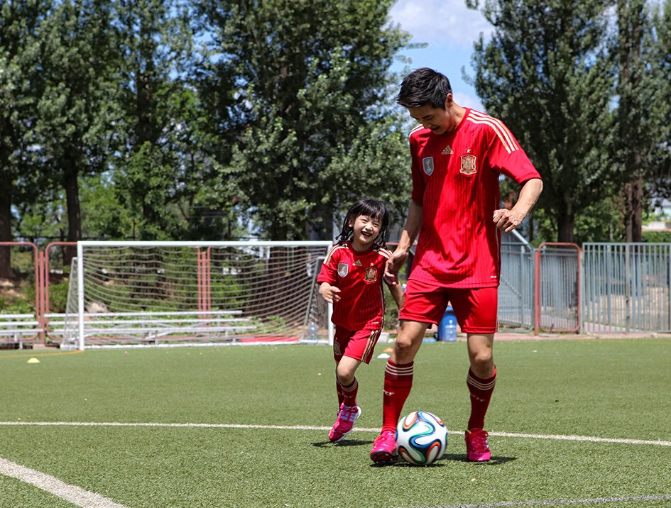 田亮父女披西班牙戰(zhàn)袍秀腳法 森碟頑皮耍賴