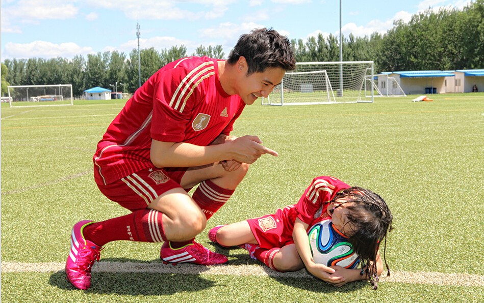 田亮父女披西班牙戰袍秀腳法 森碟頑皮耍賴