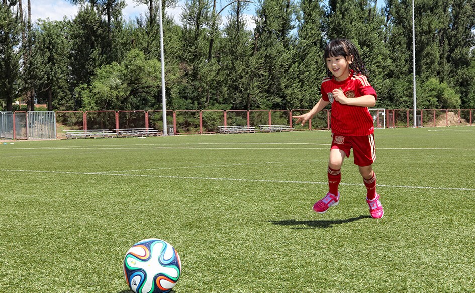 田亮父女披西班牙戰袍秀腳法 森碟頑皮耍賴