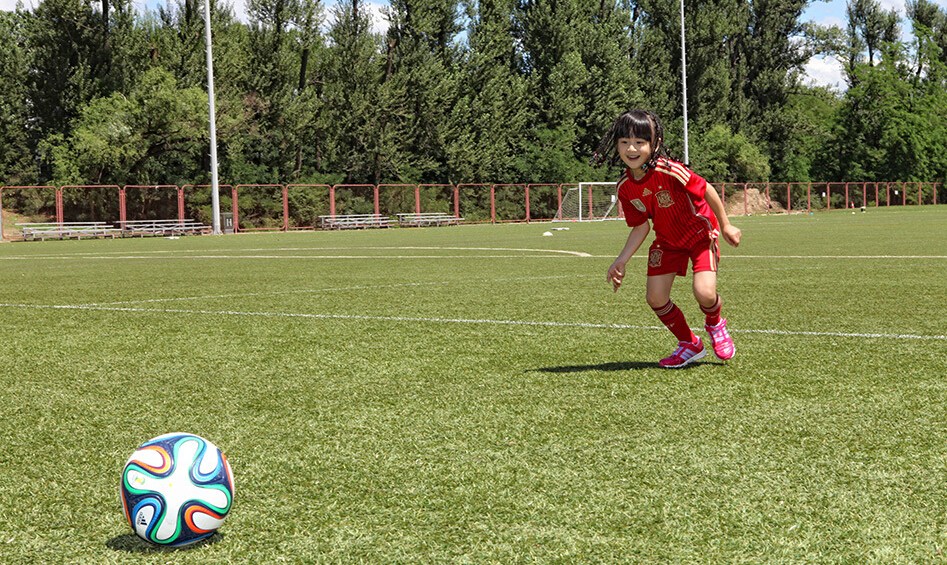 田亮父女披西班牙戰袍秀腳法 森碟頑皮耍賴