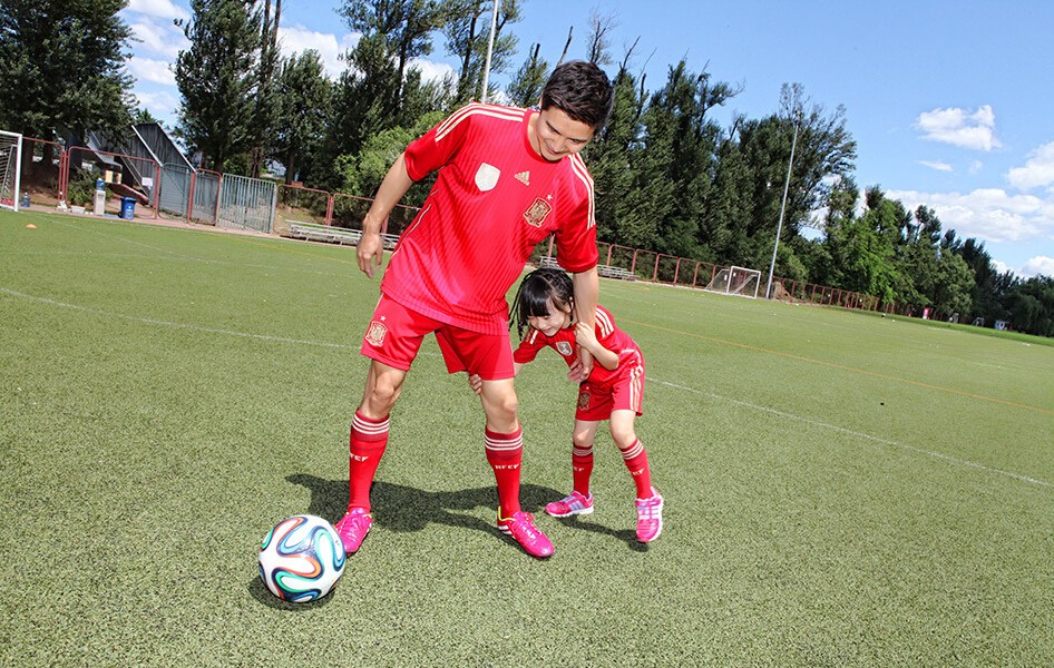 田亮父女披西班牙戰袍秀腳法 森碟頑皮耍賴