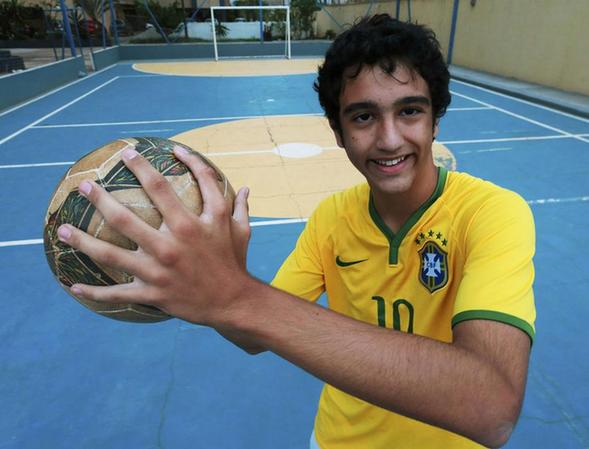 美聯(lián)社：六指家族為巴西六冠王祈福