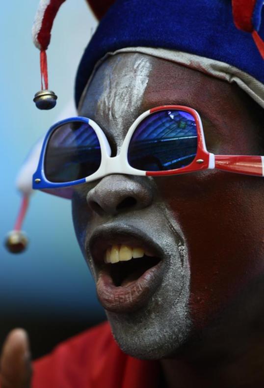 法瑞兩國球迷爭奇斗艷