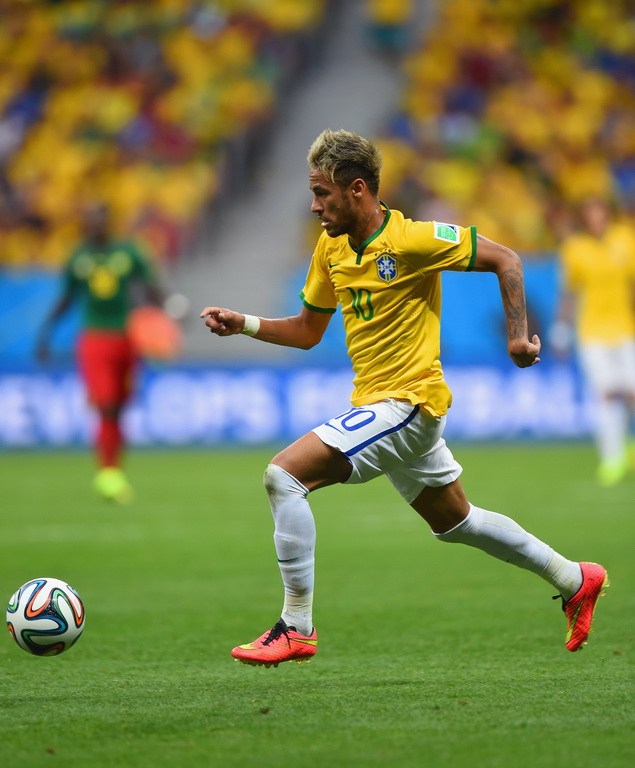 巴西4-1喀麥隆 眾將扛起內馬爾慶祝