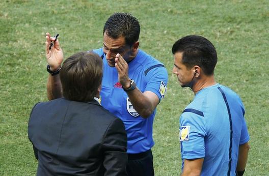 羅本承認曾假摔 墨西哥主帥：該罰他下場