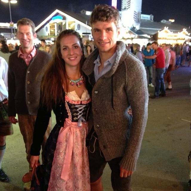 穆勒俏妻曬幸福照為老公戰決賽打氣