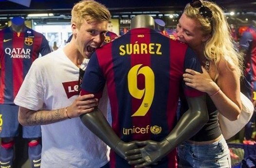 蘇亞雷斯轉會巴薩：球迷接著玩