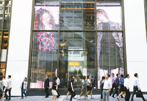 Retail sales shine on smartphone craze