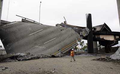 美加州油罐車爆炸起火 最繁忙高速路燒斷坍塌(圖)