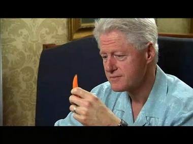 希拉里妙推競選主題歌<FONT COLOR=#3A4EB8> 與克林頓翻拍《黑道家族》</FONT>