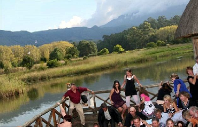 南非婚禮現場露臺坍塌 80名賓客成落湯雞