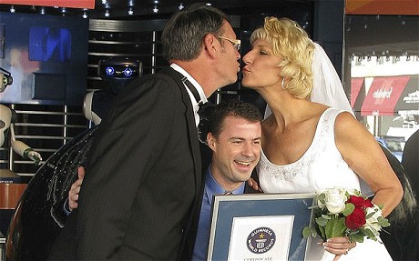 美國一對夫婦身高總和達4.07米 打破世界紀錄