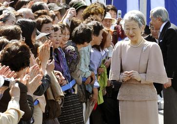 日本天皇夫婦慶祝結婚50周年 邀百對金婚老人同賀