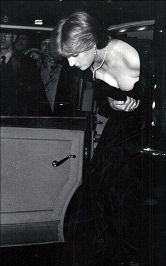 戴安娜“標志性”黑色低胸晚禮服拍出近20萬英鎊