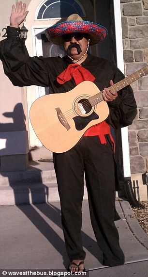 愛可以這樣表達！麻辣老爹365天“服裝秀”送兒上學