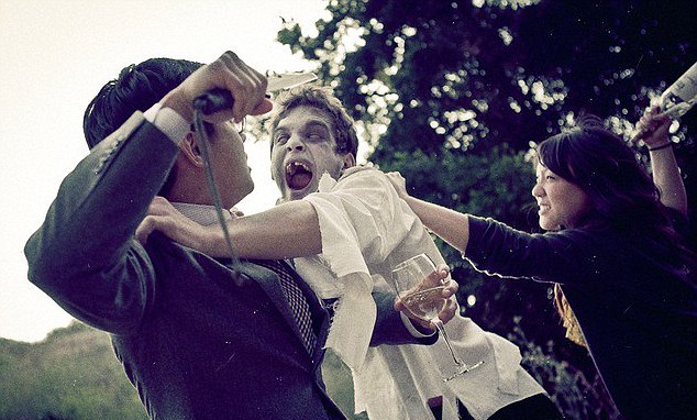 美國一對情侶拍另類“僵尸”訂婚照 一夜爆紅網絡