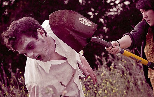 美國一對情侶拍另類“僵尸”訂婚照 一夜爆紅網絡