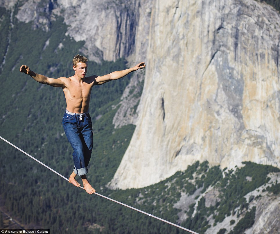 無任何安全防護 奧地利“鋼絲超人”徒手漫步近千米高空