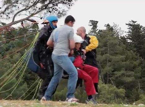 挑戰極限無分老幼!英104歲老婦完成高崖跳傘創記錄