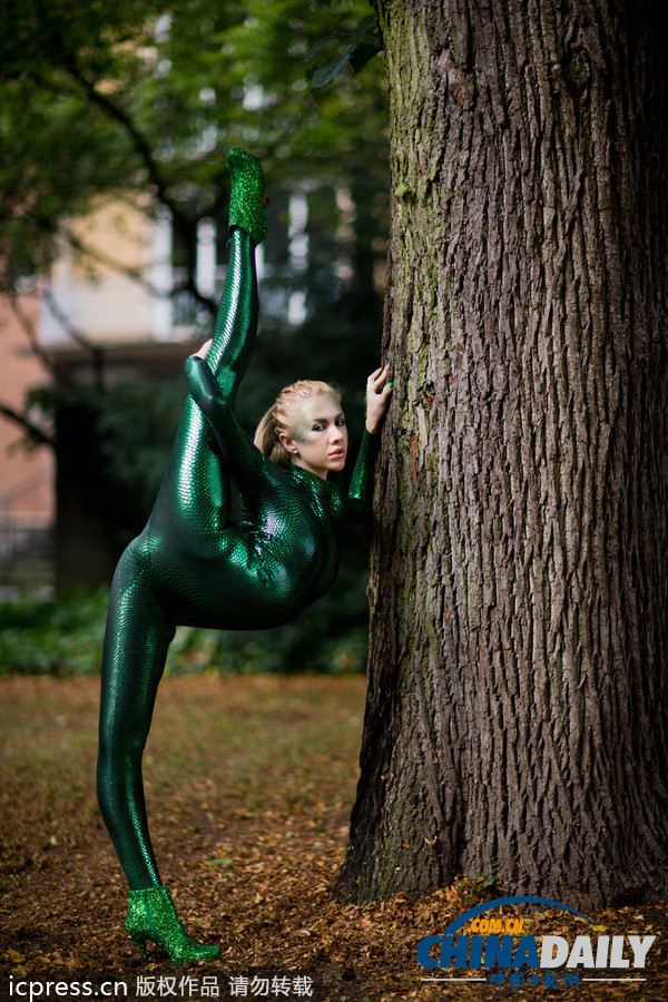 俄羅斯柔術美女綠色緊身衣表演