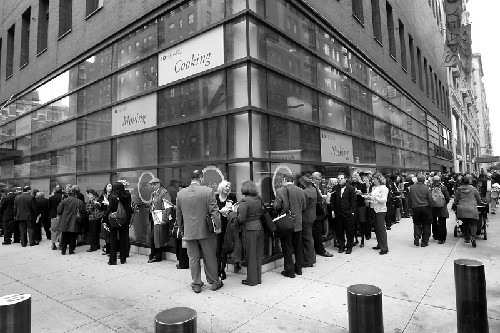 長期失業者增多 紐約招聘會人氣爆棚