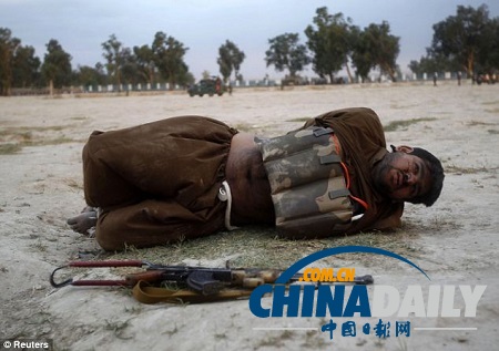 現實版拆彈部隊:阿富汗士兵徒手拆人肉炸彈(圖)