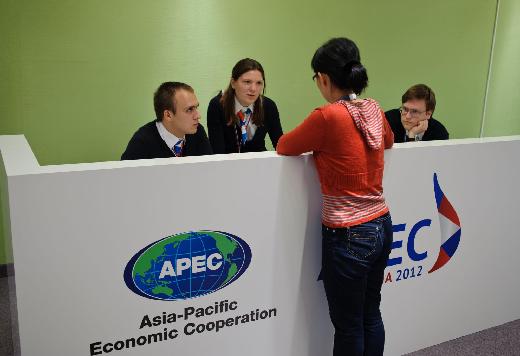 一名媒體工作人員在服務(wù)臺(tái)咨詢