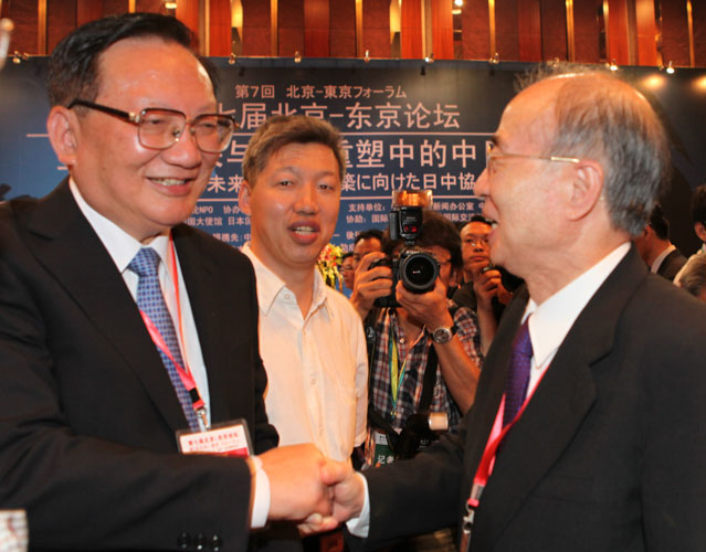 前國務委員、中國國際經濟交流中心顧問唐家璇8月21日在第七屆北京-東京論壇上與日方嘉賓明石康握手