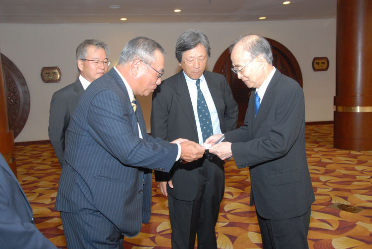 參加論壇歡迎晚宴的嘉賓交換名片