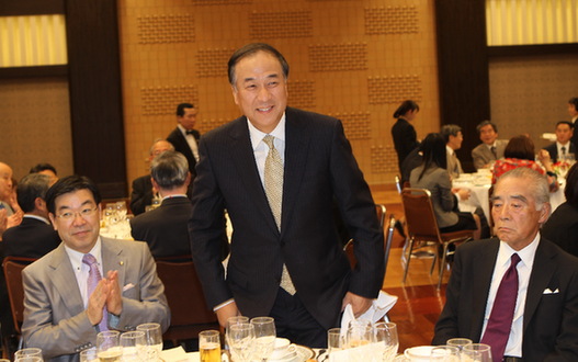 中方與會嘉賓在晚宴上致辭